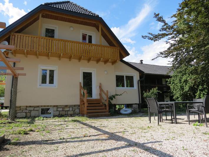 Chalet für 4 Personen, mit Balkon/Terrasse und Terrasse sowie Garten und Seeblick am Ossiacher See