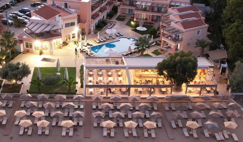 Hôtel pour 3 personnes, avec Terrasse ainsi que Jardin et Piscine