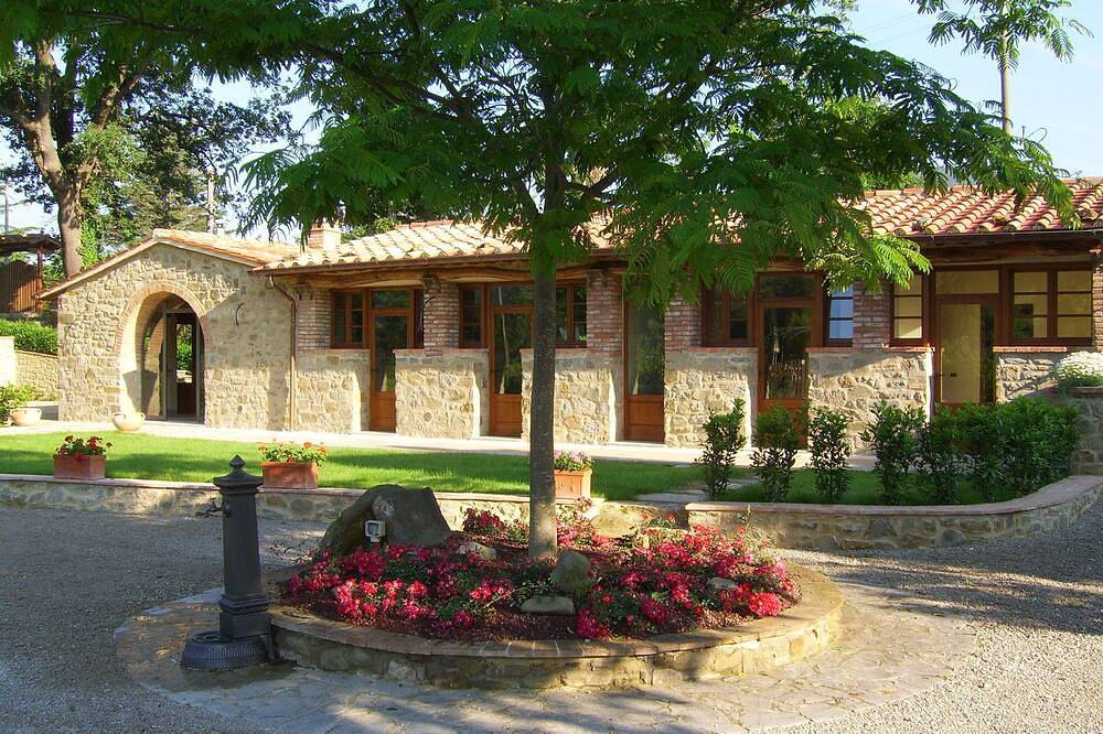 Elegant country barn in Cortona 2bed2bath with shared pool & gorgeous gardens in Scanizza, Tuoro sul Trasimeno