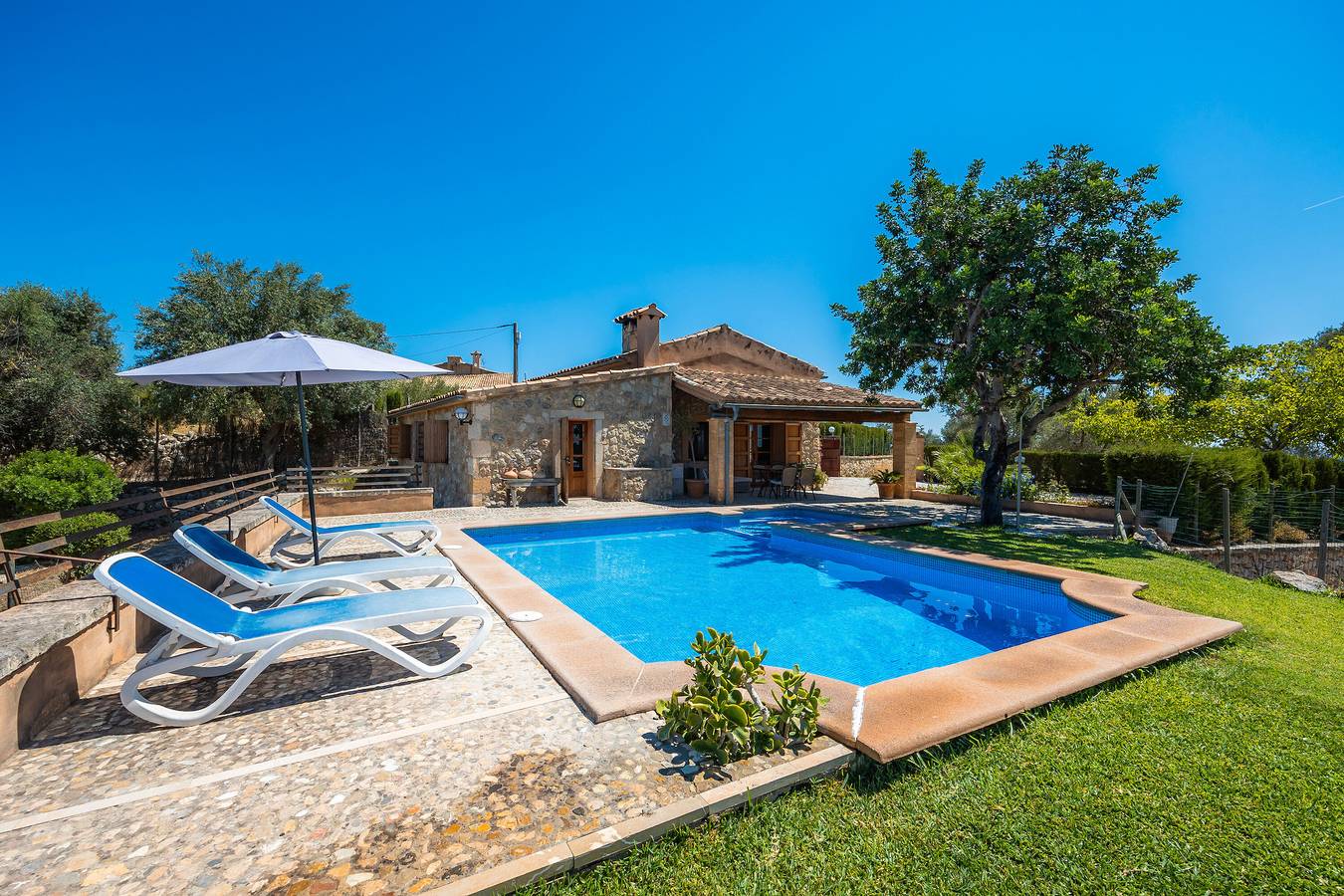 Villa 'Sestadors' con vistas a la montaña, Wi-Fi y aire acondicionado in Moscari, Selva (Mallorca)