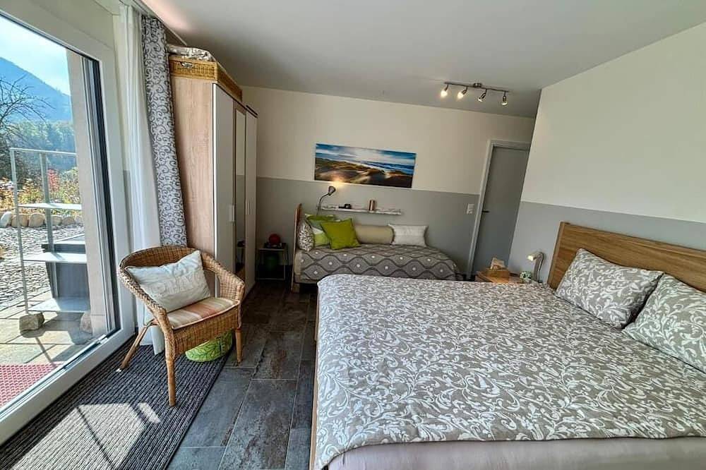 East Side Doublebed + 1 Singlebed own Bathroom, morning sun Mountain & Pool View in Zullwil, Kanton Solothurn
