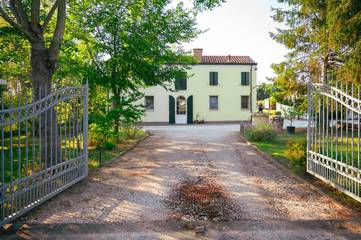 Gîte pour 2 personnes, avec piscine ainsi que vue et jardin, animaux acceptés à Ferrare