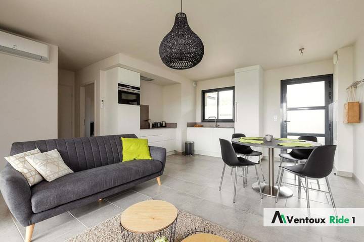 Appartement de vacances pour 6 personnes, avec piscine ainsi que vue et jardin