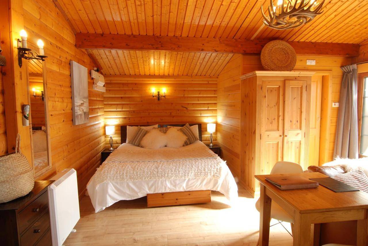Larches Lodge Norwegian log cabin, wood stove & spa in Church Stretton, Shropshire Hills