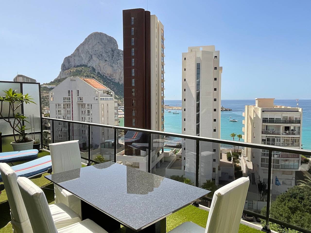 Ganze Wohnung, Ferienwohnung 'Vista Del Mar' mit Gemeinschaftspool, privater Terrasse und Wi-Fi in Calpe, Costa Blanca