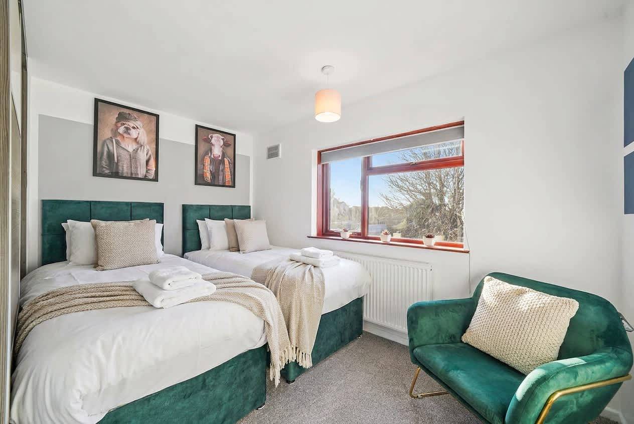 Modern 3Bed Home in Rugby - Perfect for Groups in Warwickshire