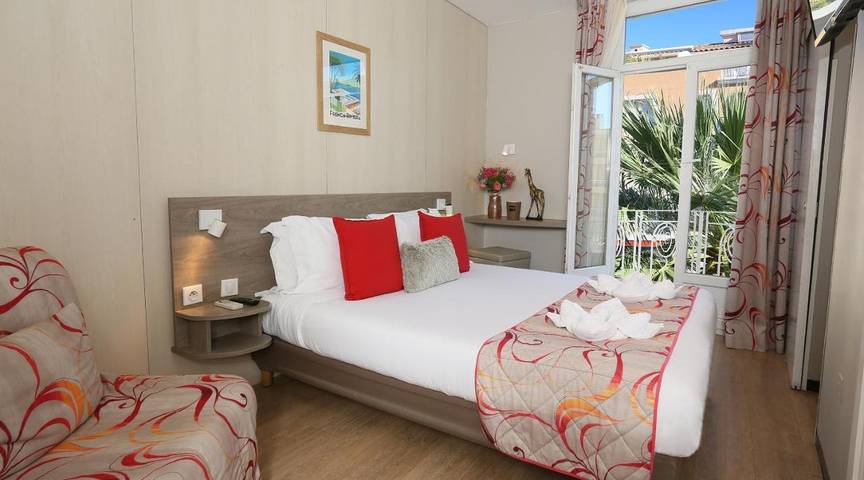 Hôtel pour 2 personnes, avec terrasse et piscine, animaux acceptés