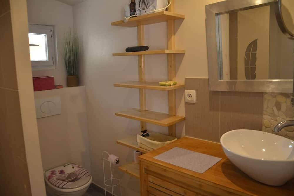 Entire apartment, Gîte Climatisé Pour 2 Personnes Avec Piscine Partagée in Bollène, Vaucluse