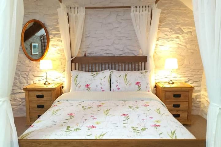 A characterful former Carriage House, located in peaceful scenic countryside in Ceredigion