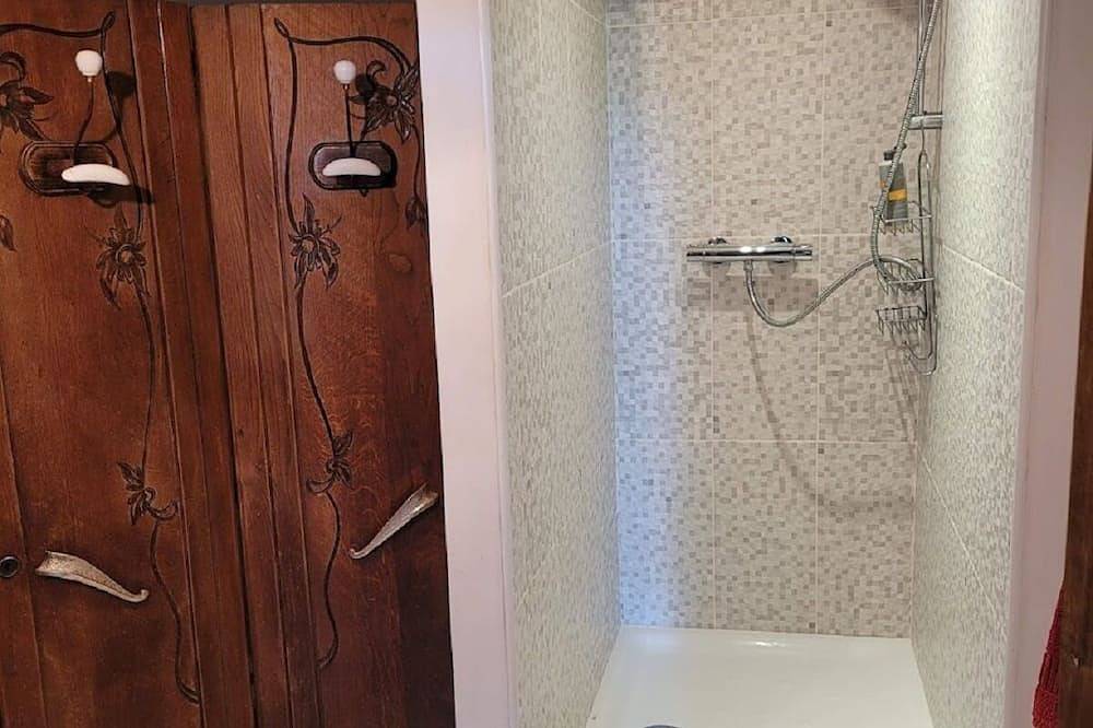 Gîtes Le Vieux Vinzelles, idéal pour les groupes ! in Volvic, Parc naturel régional des Volcans d'Auvergne