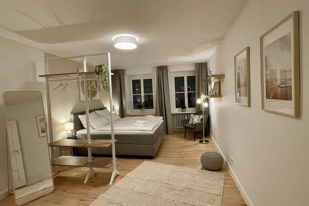 Schwabinger Apartment mit Küche, Wintergarten und Regendusche mitten in München in München Schwabing, München