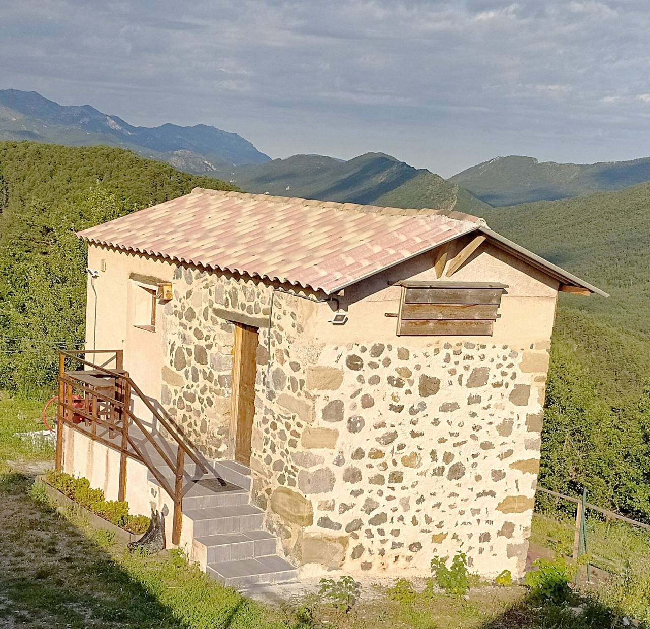 Entire apartment, Holiday Home 'Gîte Studio Saint Ribert' with Mountain View, Wi-Fi and Air Conditioning in Castellane region