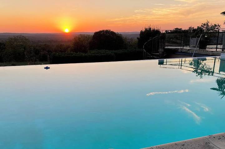 Location de vacances pour 7 personnes, avec jardin ainsi que piscine et terrasse à Saint-Jean-de-Laur