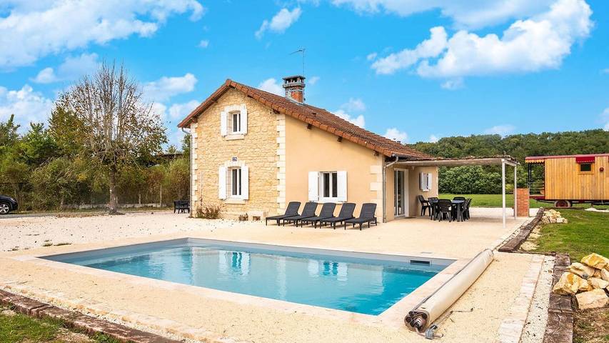 Maison de vacances pour 6 personnes, avec jardin ainsi que piscine et terrasse, animaux acceptés à Hautefort
