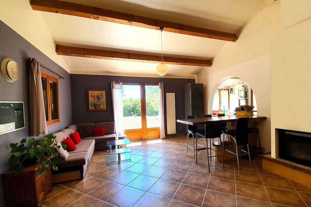 Spacious house in the heart of nature for a relaxing stay 300 m from the river. in Gignac, Región de Lodève