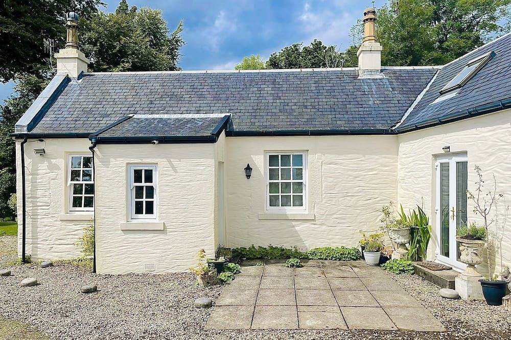 Kevington Cottage, charming one bedroom cottage, conservatory, decking area, in Dunoon, Argyll & Bute