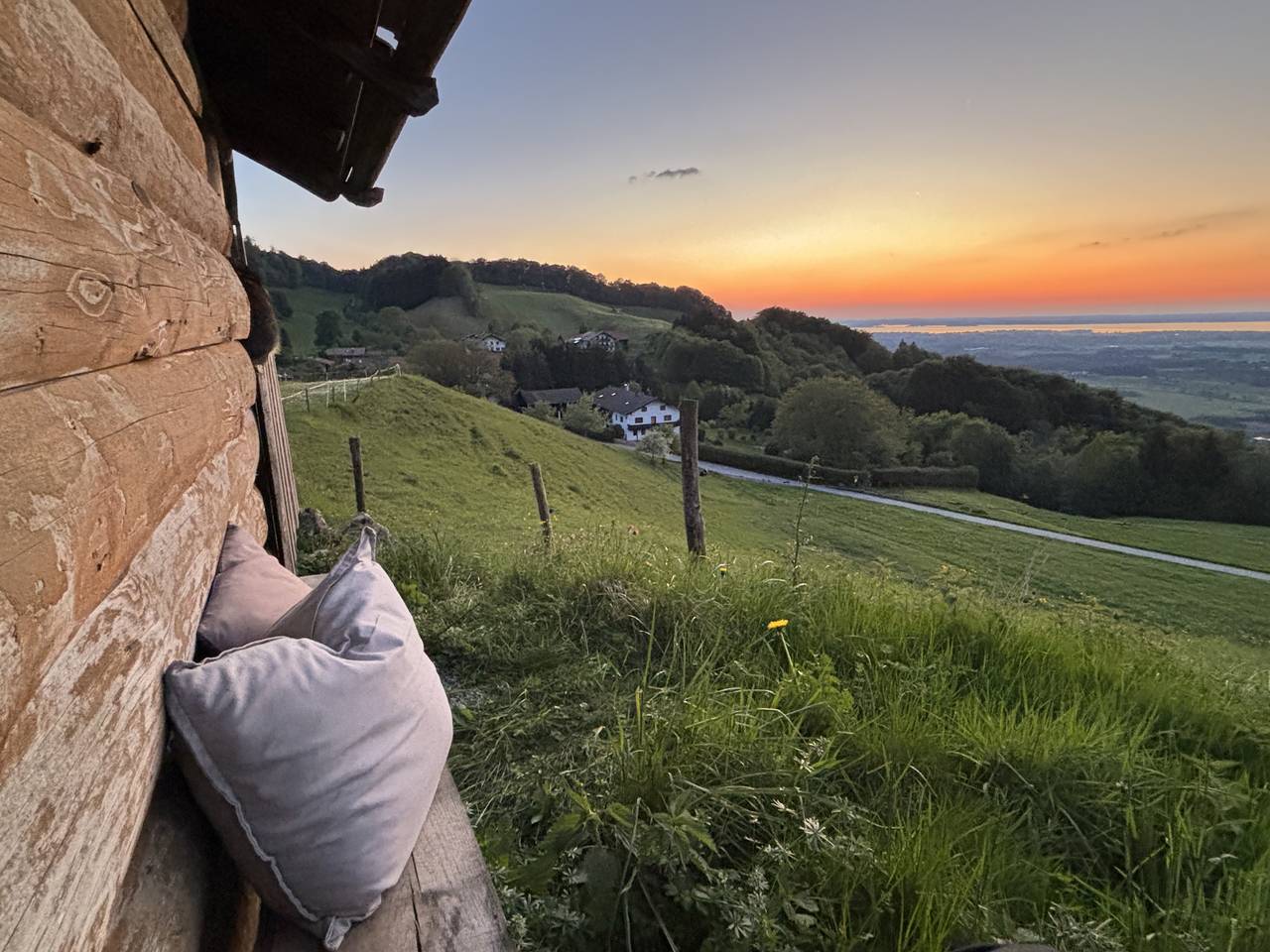 Siglhof am Pattenberg - Hochfellnblick bis 4 Pers. mit 1 Schlafzimmer und 1 Wohn-Schlafraum im Obergschoß mit Balkon in sehr ruhiger Lage in Bergen (Chiemgau), Chiemsee