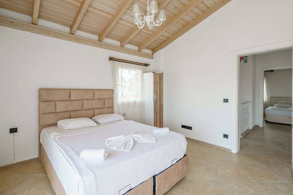 Stone Villa Near Long Beach & Kusadasi Mall with Big Front Yard in Kusadasi, Aydın Province