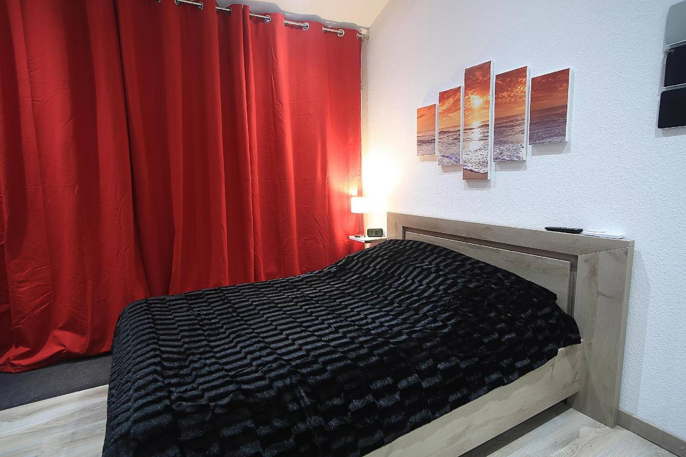 Entire holiday apartment, Air-conditioned chalet for two people, with its own terrace in Camaret-sur-Aigues, Vaucluse