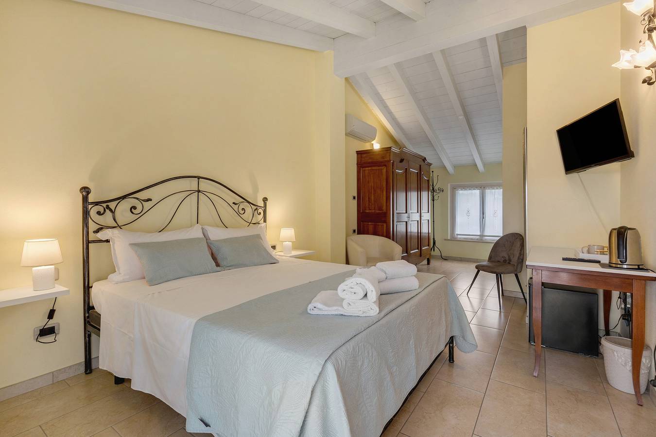 Zimmer 'Amè Deluxe Suite' mit Seeblick, Wi-Fi und Klimaanlage in Peschiera del Garda, Gardasee-Berge