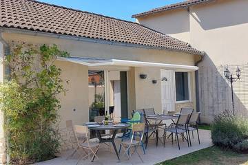 Location de vacances pour 12 personnes, avec jardin et terrasse dans Le Rocher