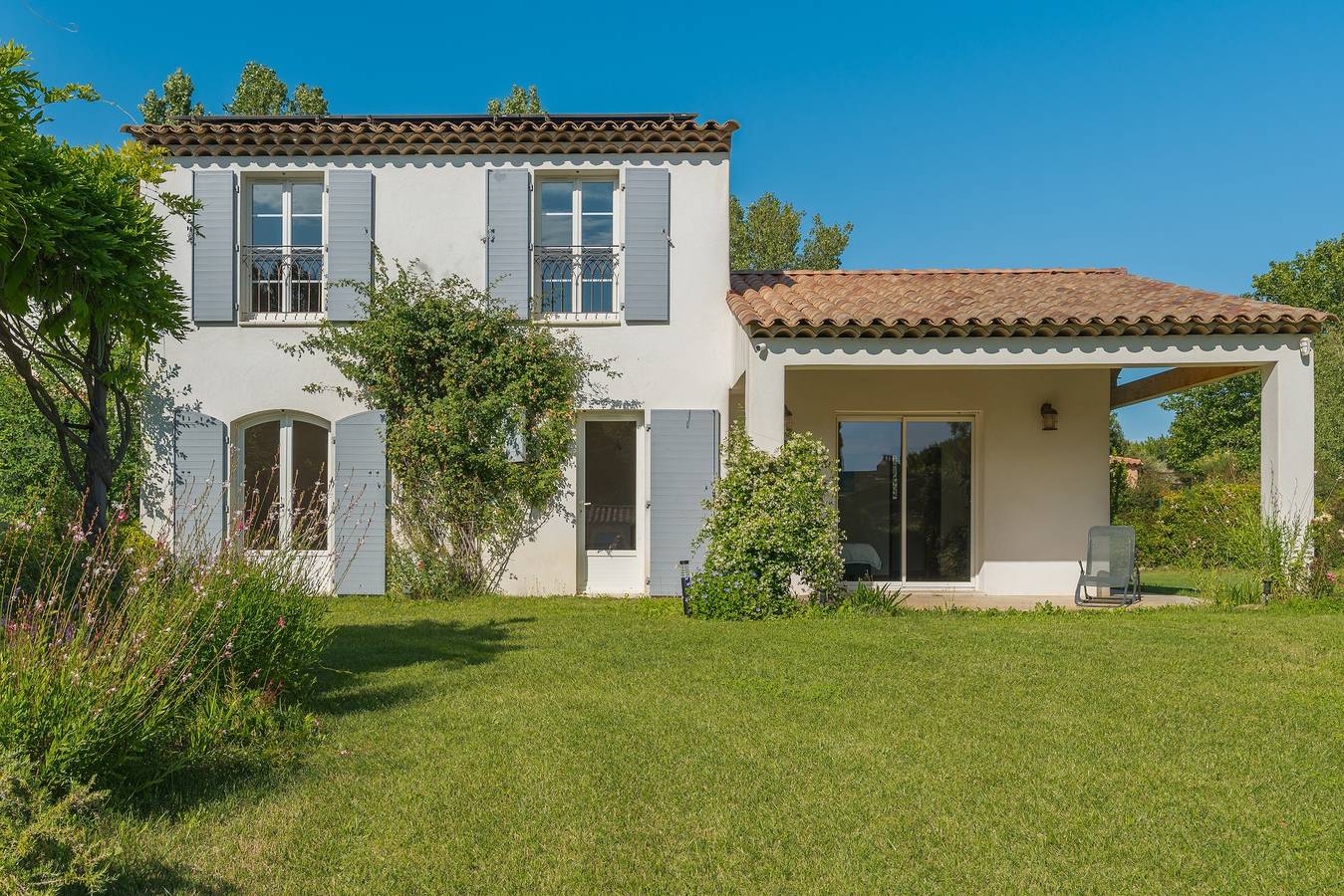 Villa Soleria – Pool & Garden Retreat near Aix in Rognes, Région d'Aix-en-Provence