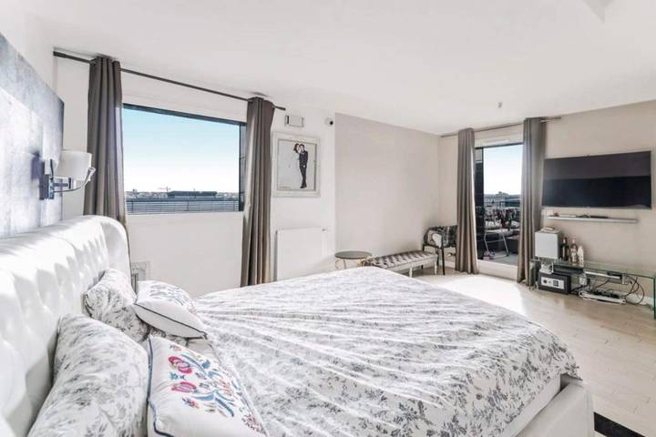 Ferienwohnung für 7 Personen, mit Whirlpool und Terrasse sowie Pool und Seeblick in Paris - 3