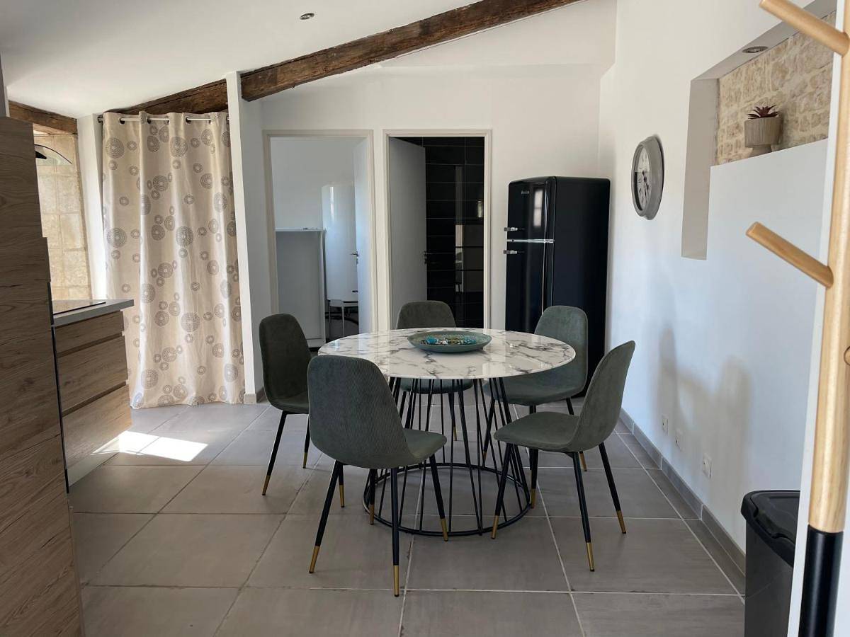 Two-Bedroom House in Saint-Gelais, Région de Niort
