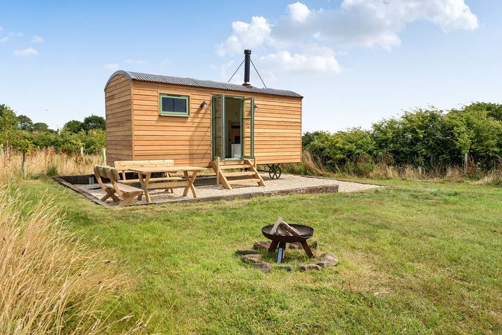Cabane en bois pour 5 personnes, avec terrasse, adapté aux familles - 1