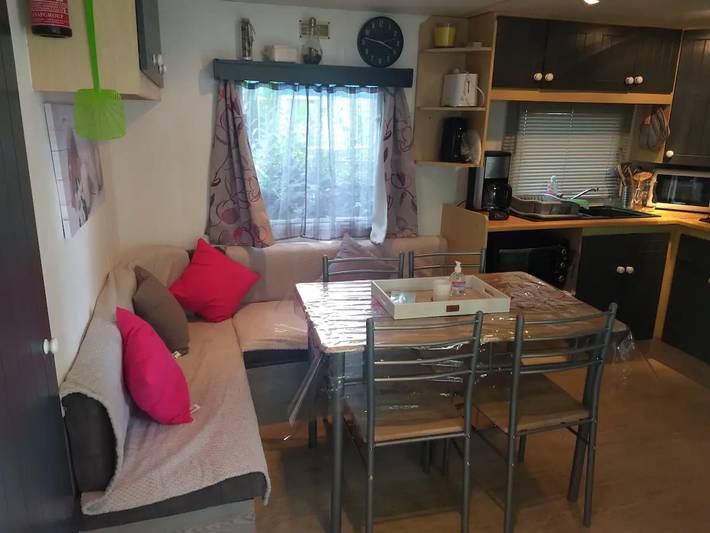 Mobilhome climatisé, calme, sur terrain arboré, avec piscine, terrasse privée & climatisation in Les Mathes, Côte de Beauté