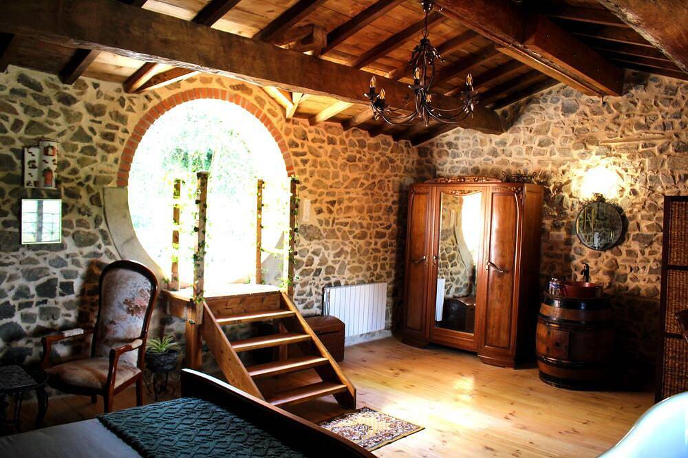 Chambre Hobbit Home in Lantignié, Beaujolais