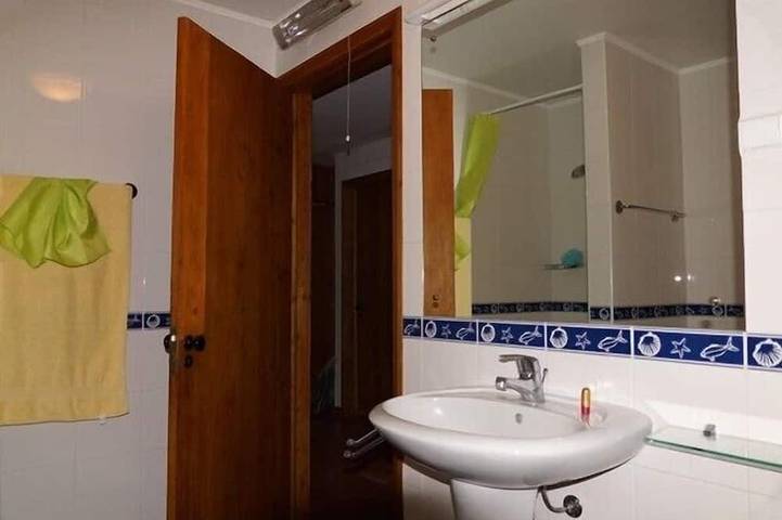 Spacious, generously furnished house in a row of ancient fishermen’s houses in São Miguel Island, Lagoa (Nossa Senhora do Rosário)