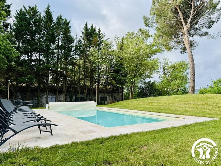 Gîte pour 15 personnes, avec Terrasse ainsi que Jardin et Piscine