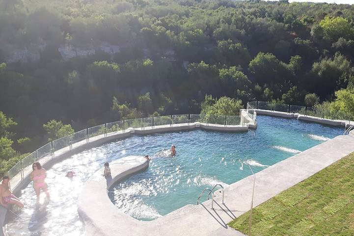 Hotel para 66 personas, con terraza además de piscina y jardín en Hornachuelos