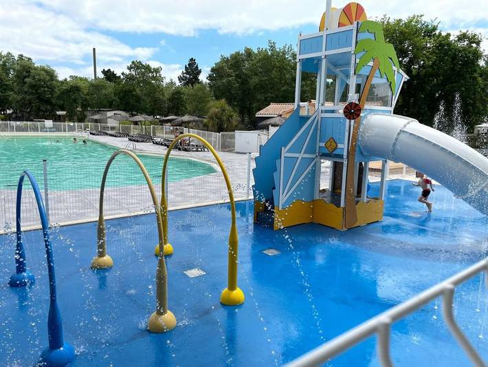 Camping pour 4 personnes, avec terrasse et vue ainsi que bassin pour enfant et piscine, adapté aux familles à Arès - 3