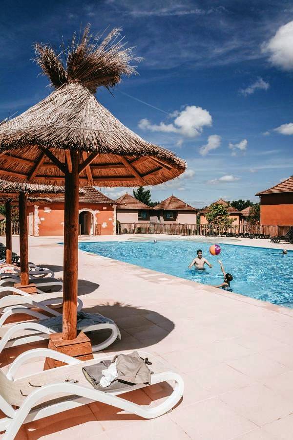 Parc de vacances pour 6 personnes, avec Terrasse ainsi que Jardin et Piscine dans le Lot