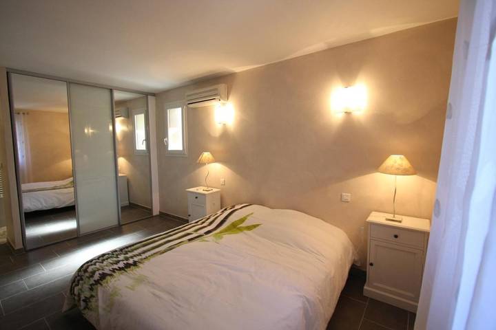 Location de vacances pour 8 personnes, avec vue ainsi que piscine et jardin à La Roque-Alric - 3