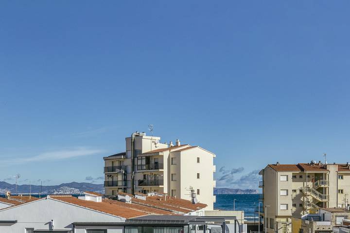 Apartamento entero, Apartamento 'Sol Y Mar 2 Dorm Playa Riells' con balcón in La Escala, Alt Empordà