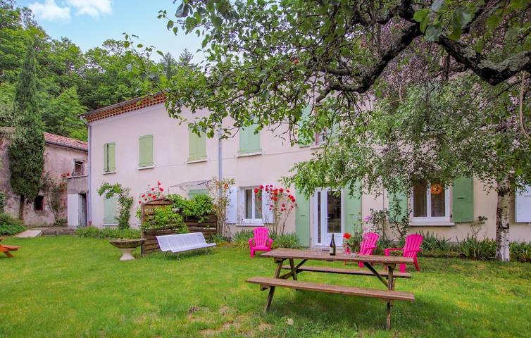 Gîte pour 5 personnes, avec jardin à Burzet