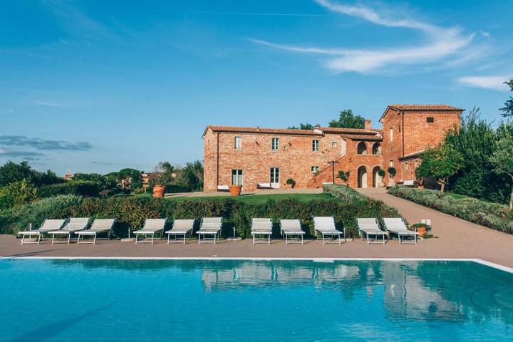 Agriturismo per 4 persone, con Terrazza e Idromassaggio nonché Giardino e Piscina a Foiano della Chiana