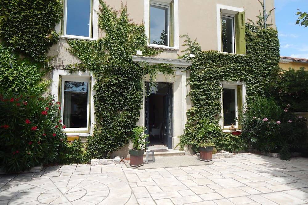 Maison de caractère avec jardin piscine in Pierrelatte, Région de nyons