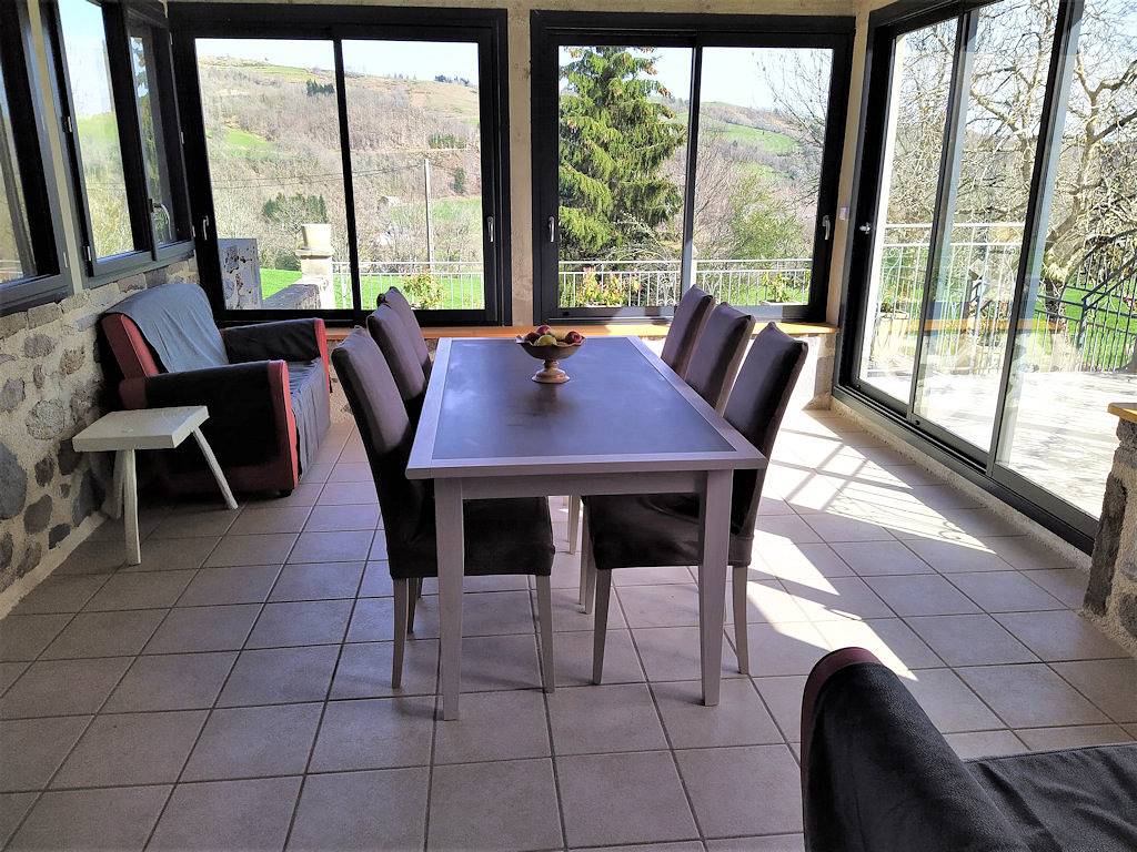 Gîte (4/6 personnes) vue sur la vallée dans le parc des volcans in Jou-sous-Monjou, Région d'Aurillac