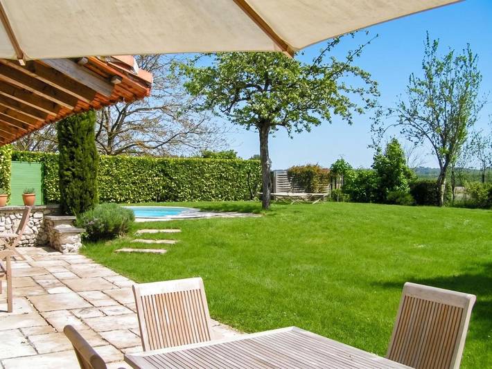 Location de vacances pour 8 personnes, avec Terrasse ainsi que Jardin et Piscine à Bellon