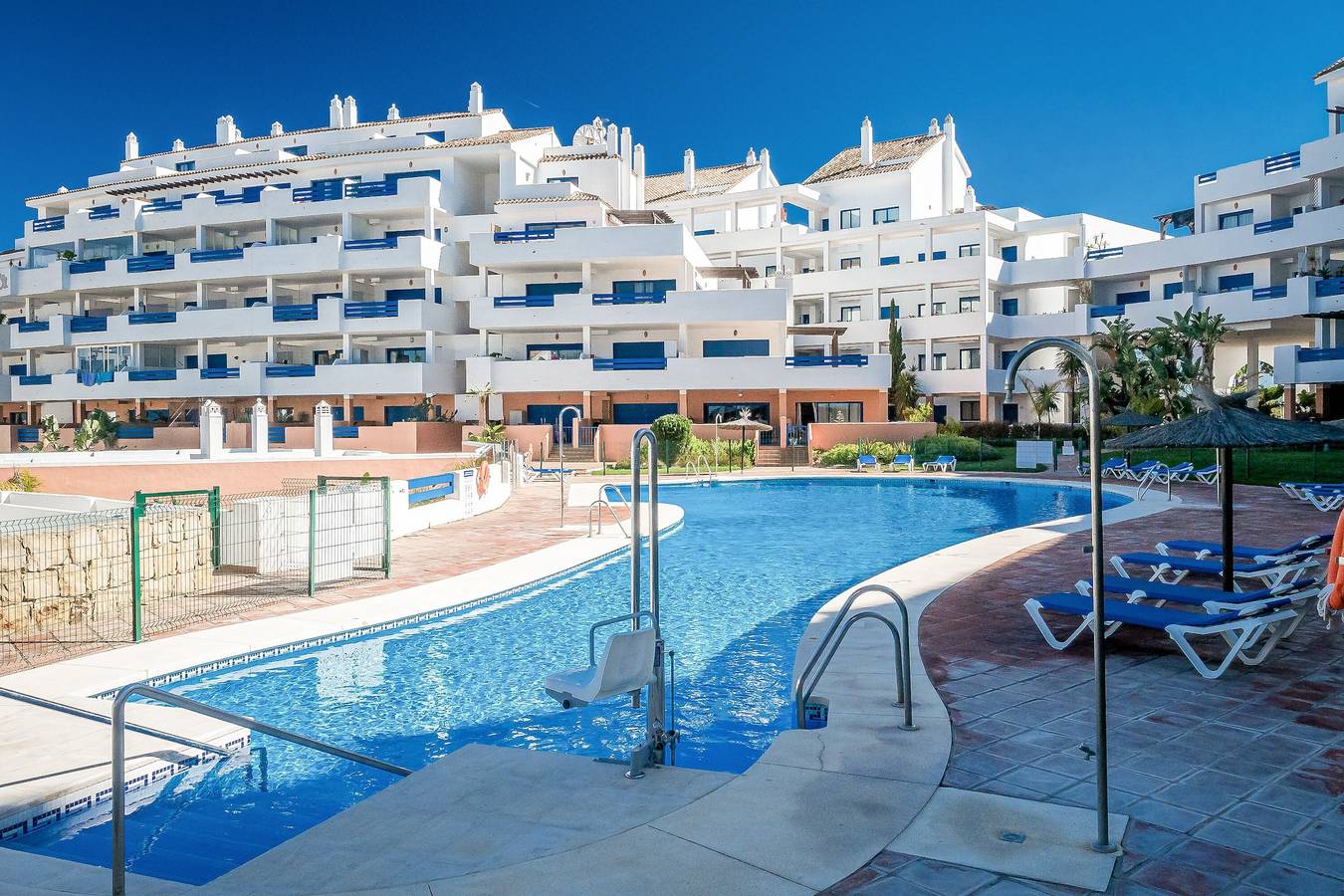 Entire apartment, Apartment 'Kym' with Mountain View, Wi-Fi and Air Conditioning in Puerto de la Duquesa, Manilva