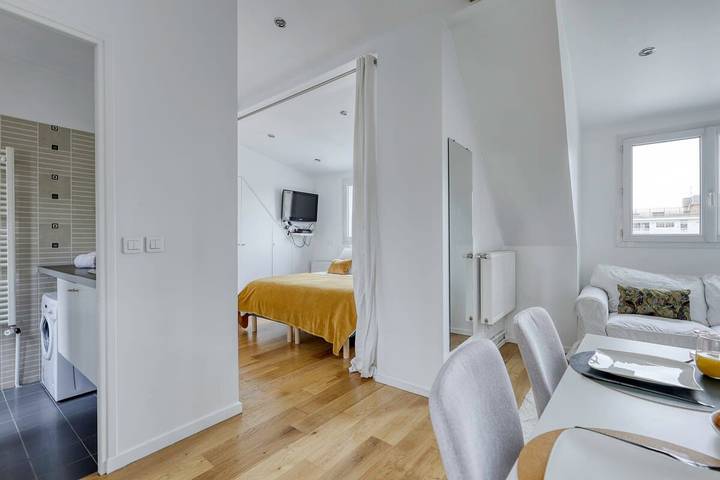 Entire apartment, Classy, New & Large Designed Studio in Eiffel Tower, Paris