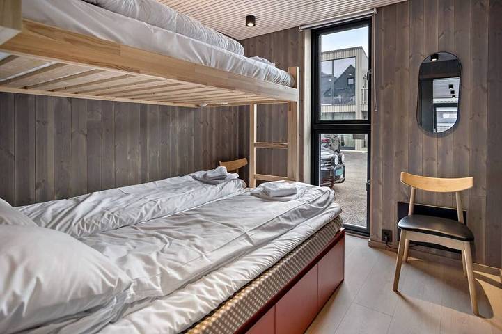 Ganze Wohnung, Modern sea front apartment with up to 8 beds in Henningsvær, Vågan