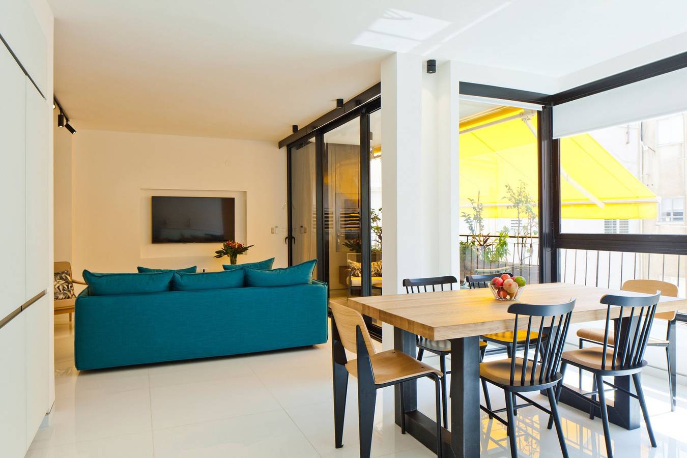 Geheel appartement, Elegant 2Br & Veranda close to Beach by Feelhome in Tel Aviv, Tel Aviv (district)