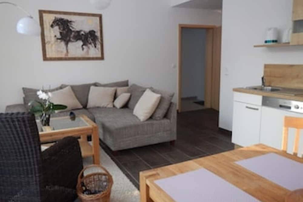 Ganze Wohnung, Ferienhaus Seebrise ***** Fw B1 direkt am See in Storkower See, Storkow
