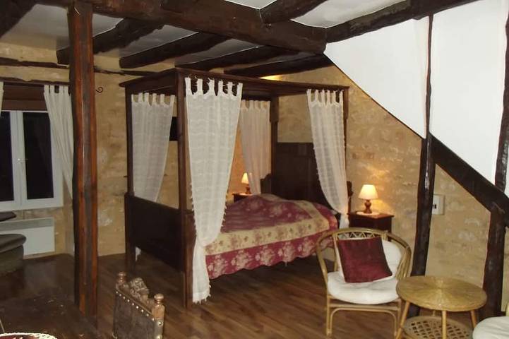 Gîte pour 2 personnes, avec terrasse ainsi que piscine et jardin à Salignac-Eyvigues - 2