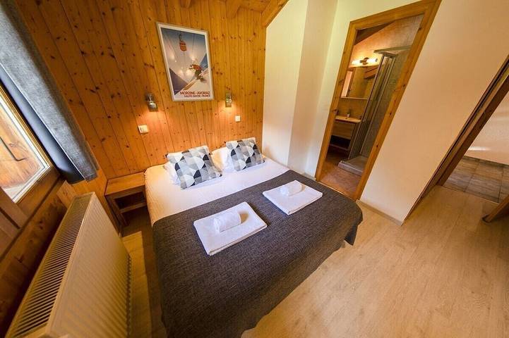 Direct access to Avoriaz. 500m from Prodain's Telecabine. Ski back into chalet.<br>4 bedrooms + 4 bathrooms + Jacuzzi & open fire. in Morzine, Les Portes du Soleil